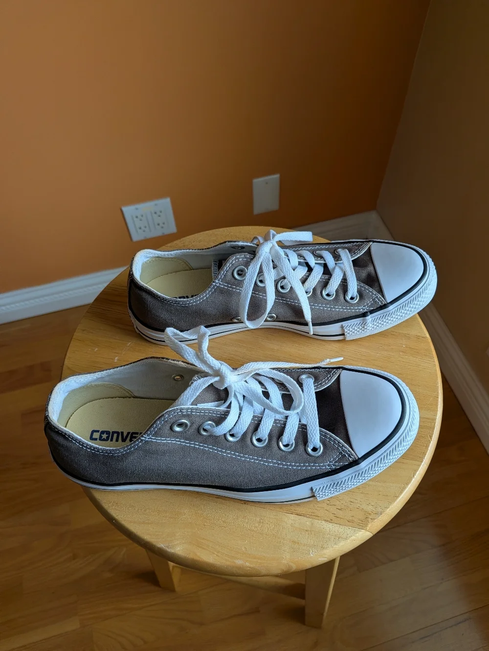 Converse Women’s Chuck Taylor Low Top Sneakers - Brown & White Size 8 - Picture 2 of 10